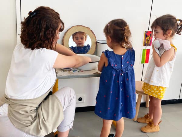 Ateliers avec les enfants dans la classe