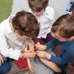 Jeu collectif dans la cour de récréation